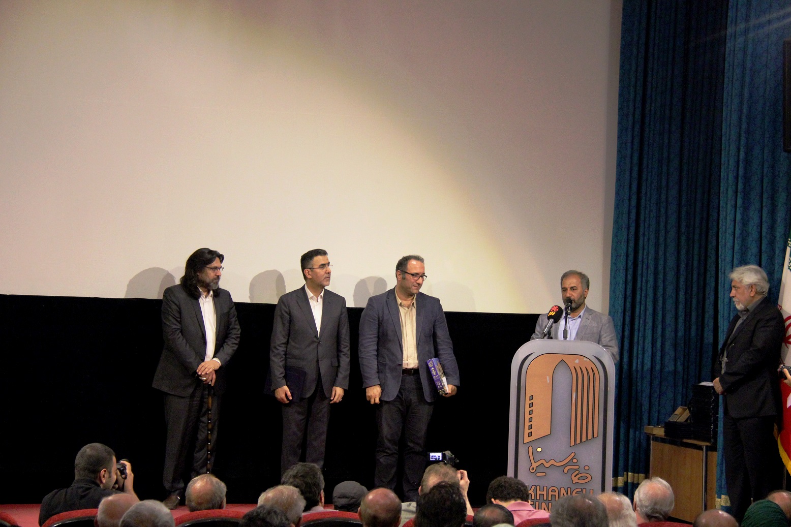 مراسم تقدير از هيات مديره و مدير عامل پيشين خانه سينما با حضور سينماگران برگزار شد